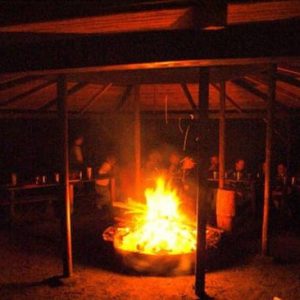Kompleks Wypoczynkowy ZACISZE – Do dyspozycji gości ośrodka jest miejsce przystosowane do zorganizowania wieczornego ogniska pod zadaszoną wiatą.
